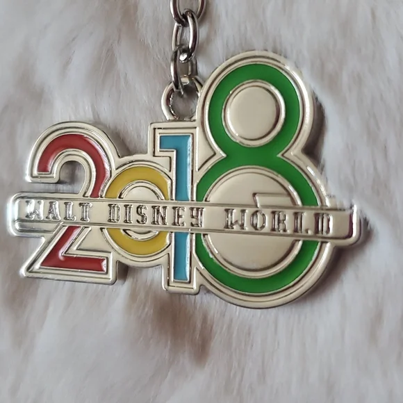 2018 Disney Parks Keychain - Picture 4 of 5